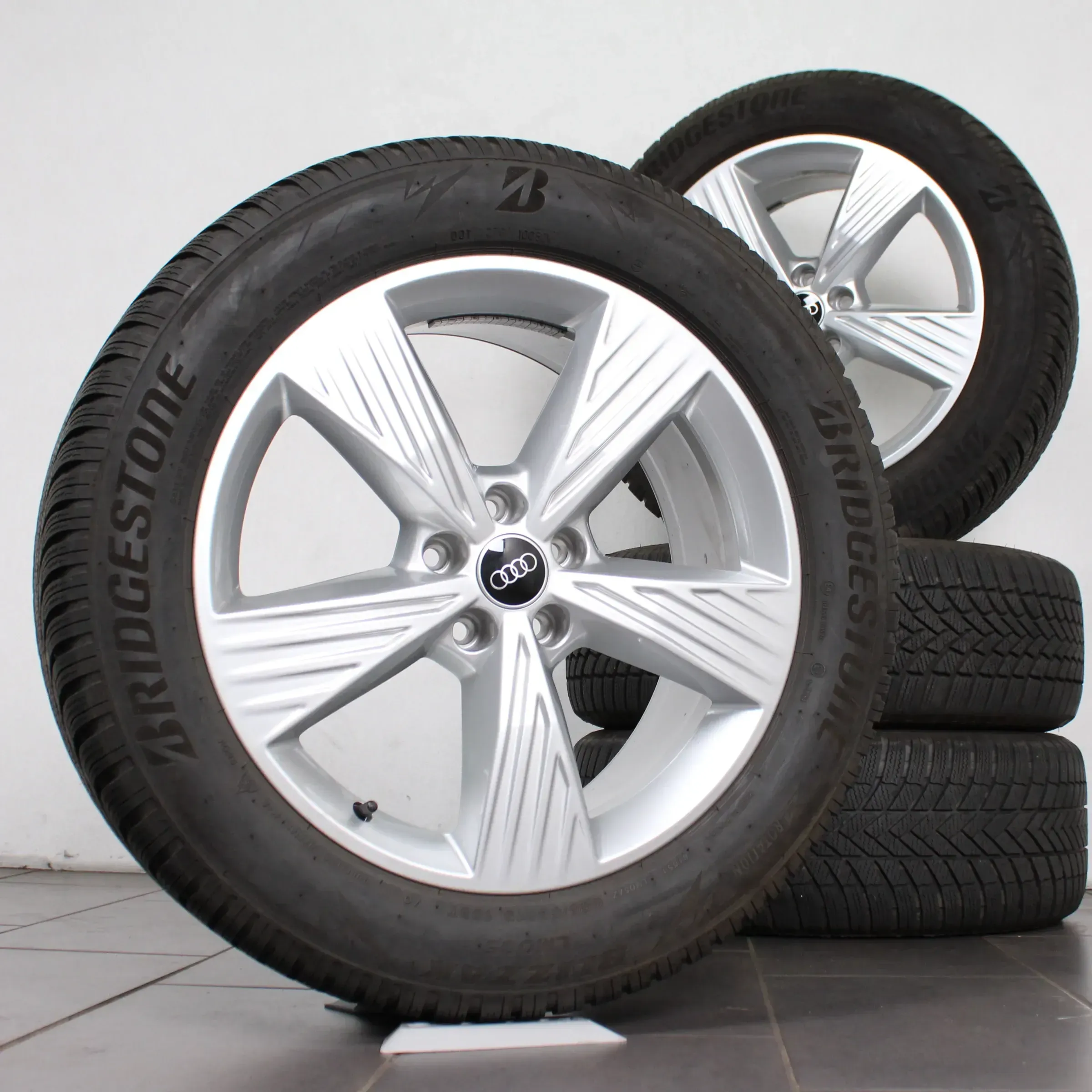 19 Zoll original Audi Q4 e-tron 89A601025B Alufelgen Winterräder 2x 7-7,5mm 2x 5,5-6mm - Bild 1