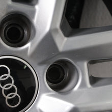 Laden Sie das Bild in den Galerie-Viewer, 17 Zoll original Audi A4 S4 8W B9 8W0601025P Alufelgen Winterreifen (a8ce7)