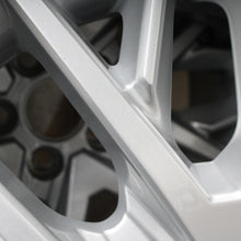 Laden Sie das Bild in den Galerie-Viewer, 16 Zoll original Seat Ibiza Mk5 6F KJ1 6F0601025M Alufelgen Sommerreifen (6877e)
