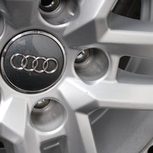 Laden Sie das Bild in den Galerie-Viewer, 17 Zoll original Audi A4 S4 8W B9 8W0601025P Alufelgen Winterreifen (03b26)