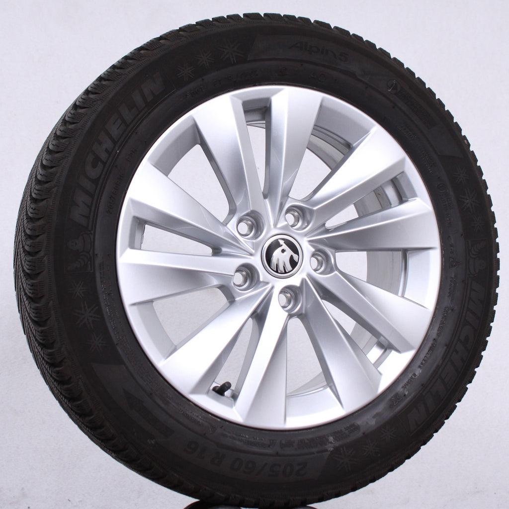 16 Zoll original Skoda Octavia Mk4 A8 5E0601025BA Alufelgen Winterreifen (f4a43)