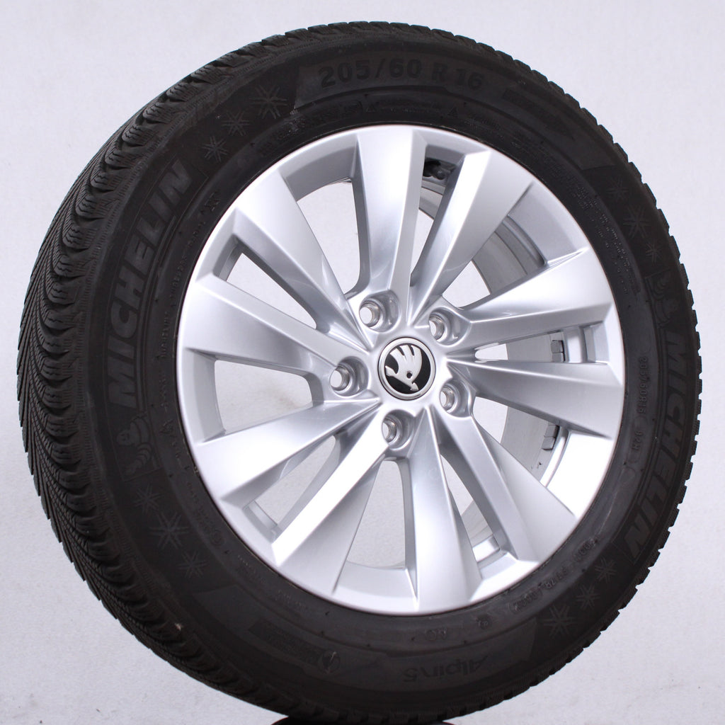 16 Zoll original Skoda Octavia Mk4 A8 5E0601025BA Alufelgen Winterreifen (f4a43)