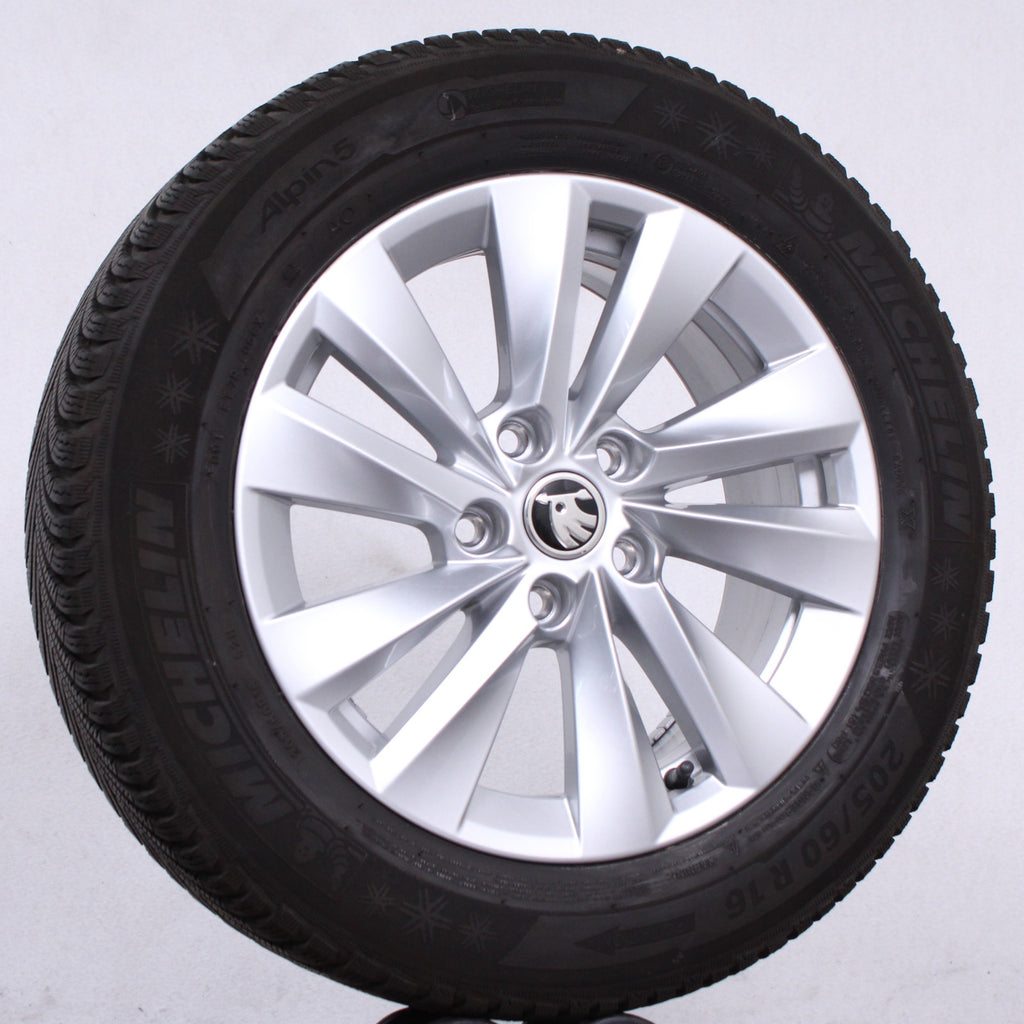 16 Zoll original Skoda Octavia Mk4 A8 5E0601025BA Alufelgen Winterreifen (f4a43)