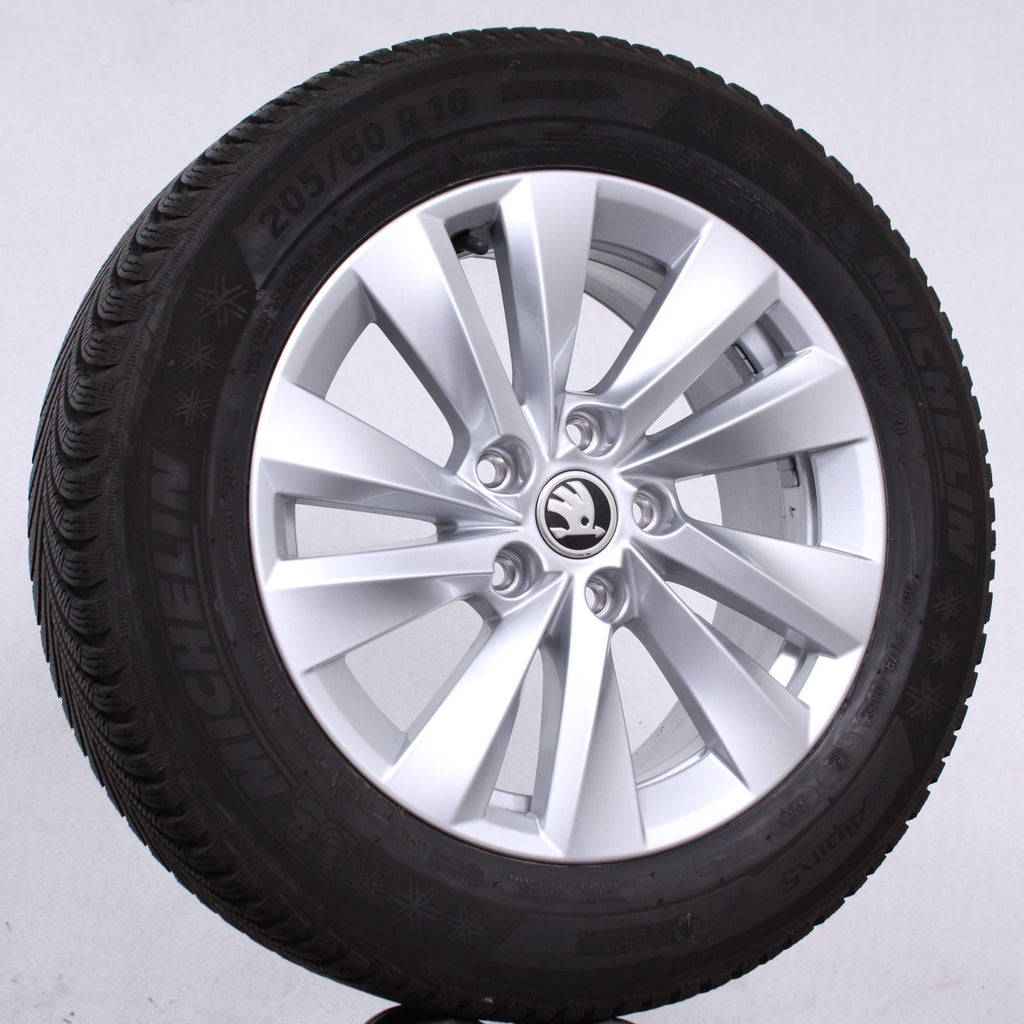 16 Zoll original Skoda Octavia Mk4 A8 5E0601025BA Alufelgen Winterreifen (f4a43)