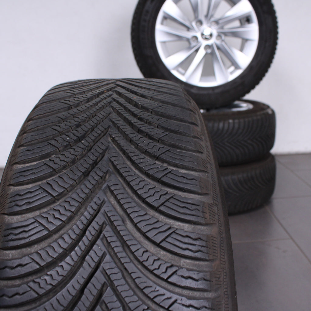 16 Zoll original Skoda Octavia Mk4 A8 5E0601025BA Alufelgen Winterreifen (f4a43)