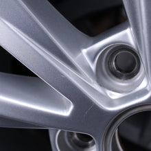 Laden Sie das Bild in den Galerie-Viewer, 17 Zoll original VW Tiguan ll Allspace 5NA 5NA601025 Alufelgen Winterreifen (2c40c)